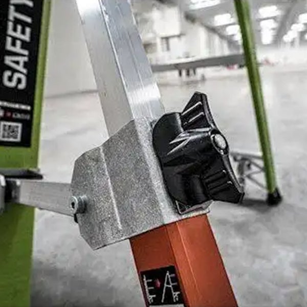 Detailansicht eines Leitergelenks mit Verriegelungsmechanismus und Drehknopf aus Kunststoff.