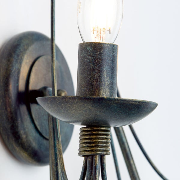 Wandleuchte im Landhausstil mit antikem Finish und Leuchtmittel in Kerzenform