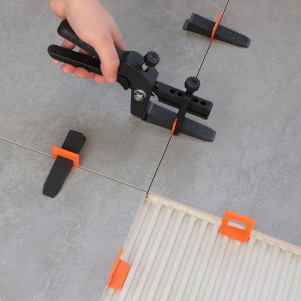 Fliesenausgleichssystem mit Zange im Einsatz auf Fliesen