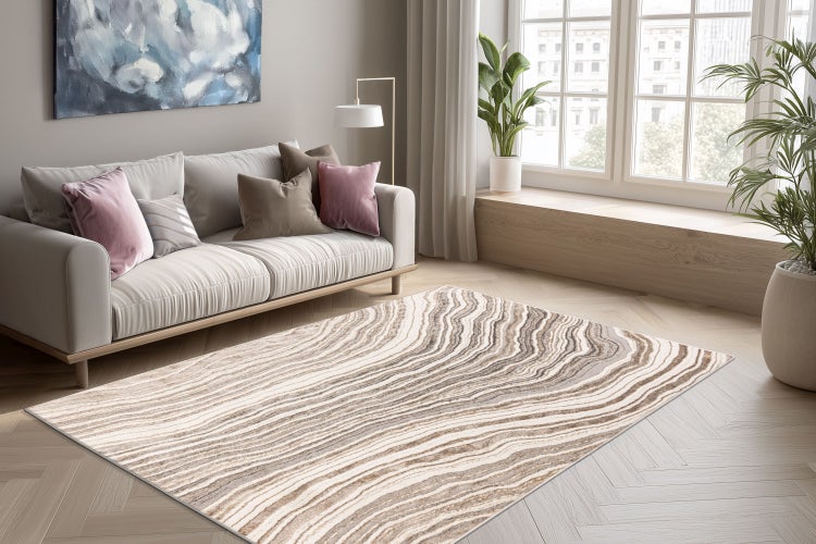 Wohnzimmer mit Sofa, Kissen, Stehlampe und einem rechteckigen Teppich mit modernem, organischem Wellenmuster in neutralen Naturtönen.