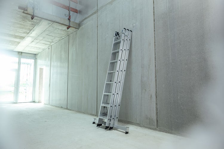 Aluminium Mehrzweckleiter in einem Rohbau