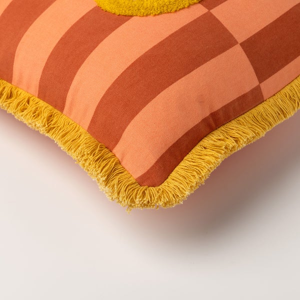 Dekokissen mit Schachbrettmuster und Fransen