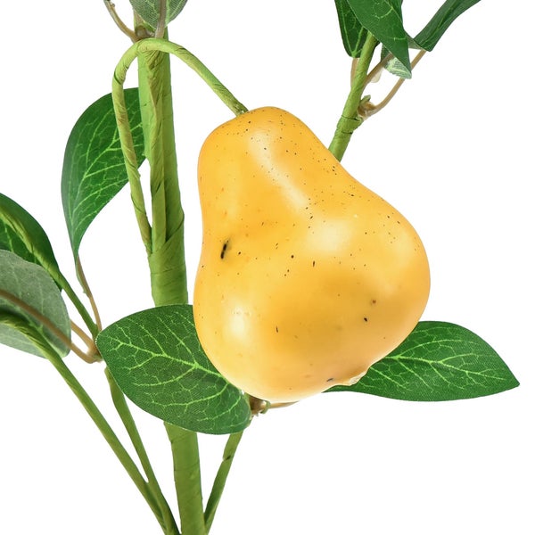 Kunstbirne am Zweig mit Blättern