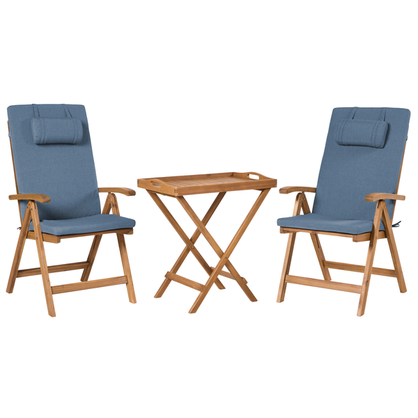 Gartenmöbel-Set aus Holz bestehend aus zwei Klappstühlen mit blauen Polstern und einem klappbaren Tabletttisch.