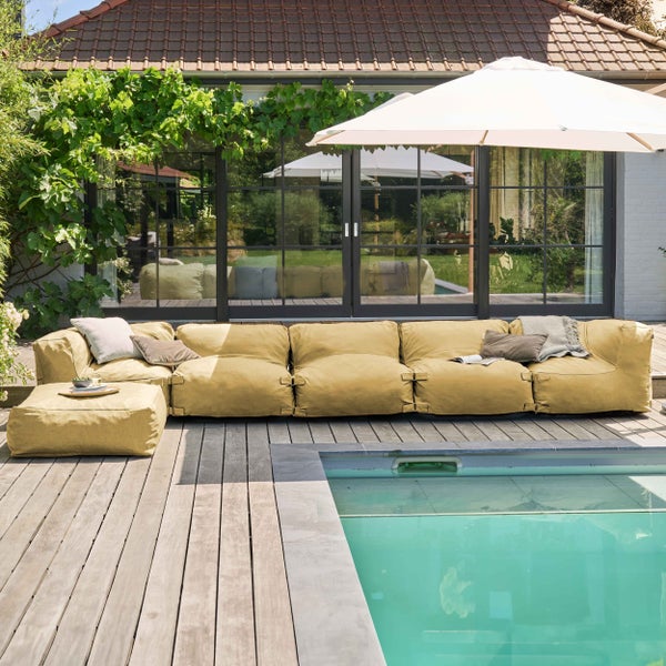 Detailansicht eines Verstellgriffs an einem Sonnenschirmmast in Holzoptik.