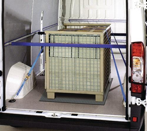 Ladungssicherung mit Zurrgurten in einem Transporter