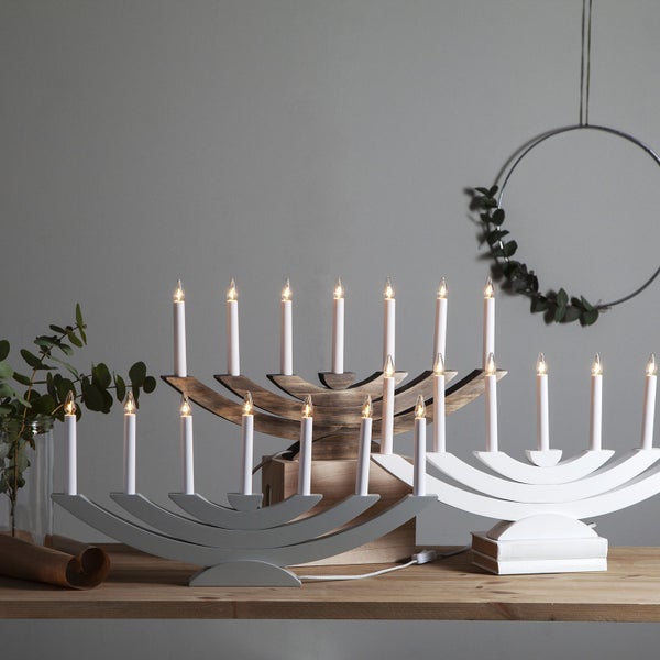 Dekorative elektrische Kerzenleuchter aus Holz auf einem Tisch