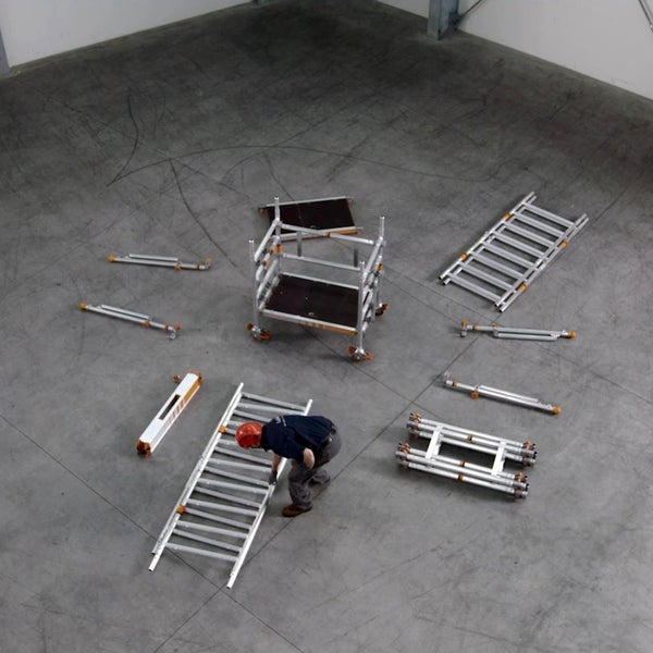 Aufbaubilder einer Aluminium-Fahrgerüst-Installation mit einer Person