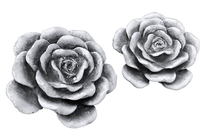 Zwei dekorative Rosenfiguren als Gartendekoration aus Steinguss für den Außenbereich