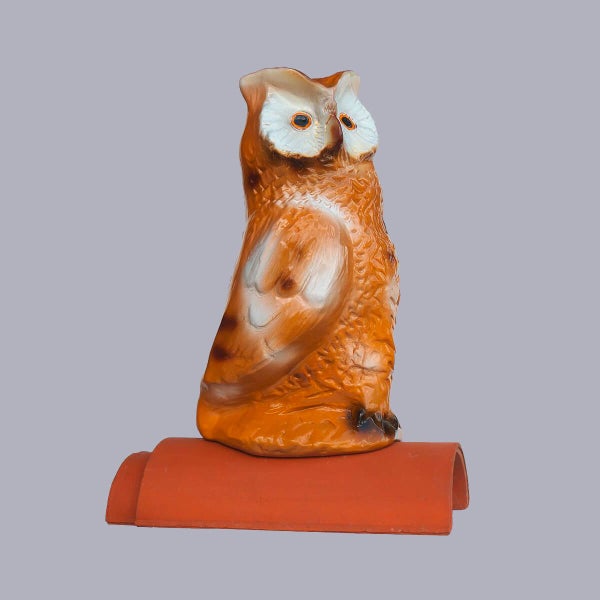 Dachschmuck Eule aus Keramik auf einem Firstziegel