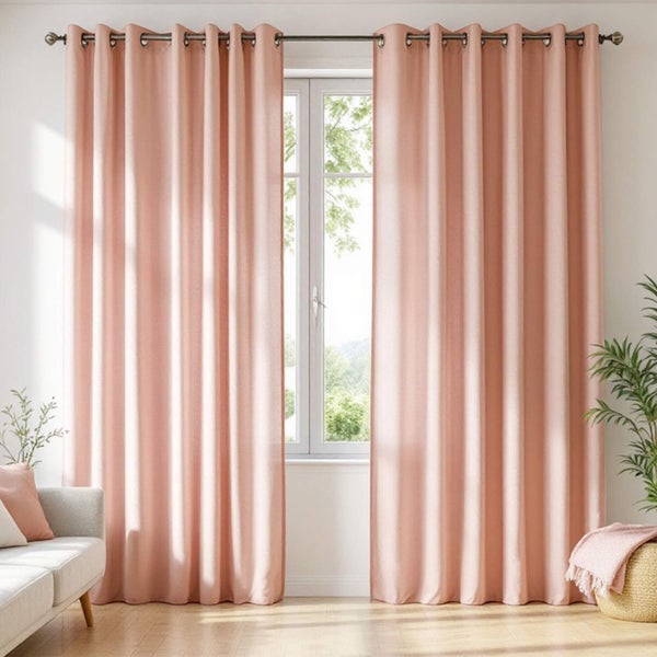 Rosa Vorhänge mit Ösen vor einem Fenster