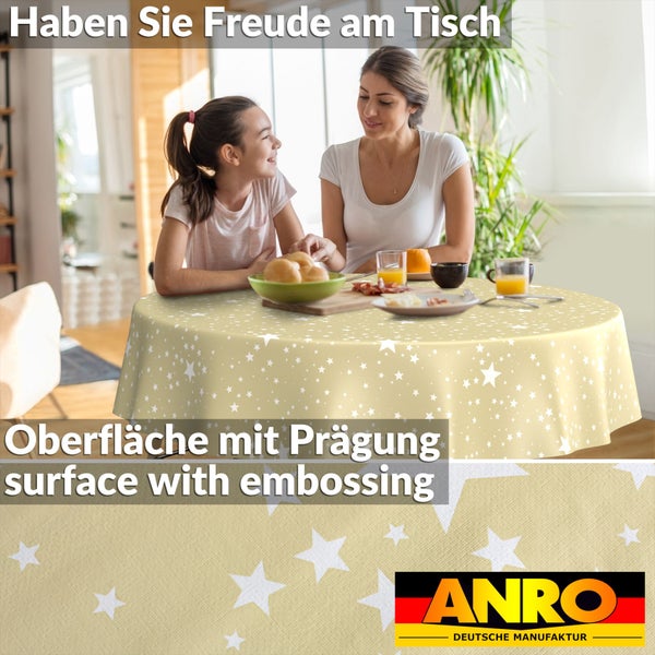 Runde Tischdecke mit Sternenmuster und geprägter Oberfläche, ANRO Logo, deutsche Herstellung, Mutter und Tochter sitzen gemeinsam am Esstisch.