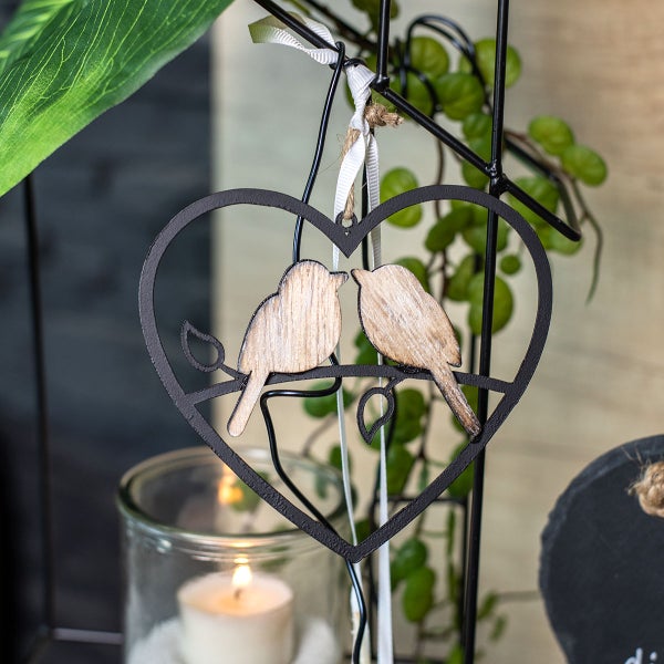 Dekoratives Herz mit zwei Vögeln auf einem Ast