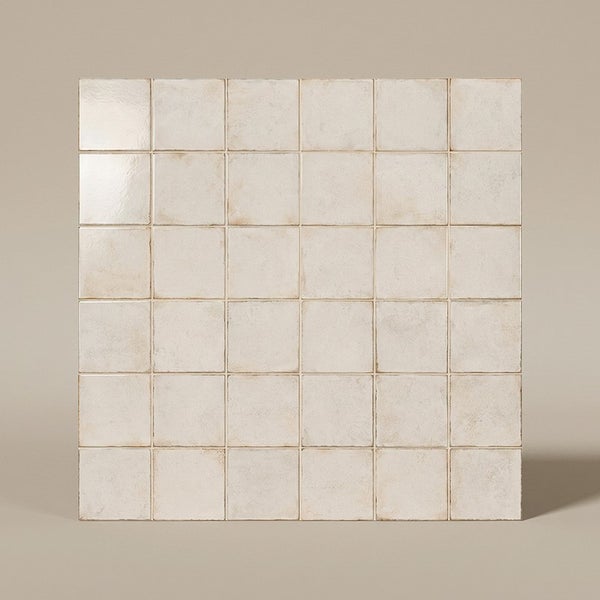 Quadratische Wandfliesen in Keramikoptik mit unebener Oberfläche und glänzendem Finish als Fliesenmuster angeordnet