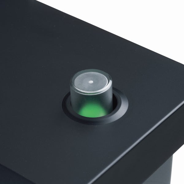 Ladezustandsanzeige einer Batterie mit grünem magischem Auge auf schwarzem Gehäuse.