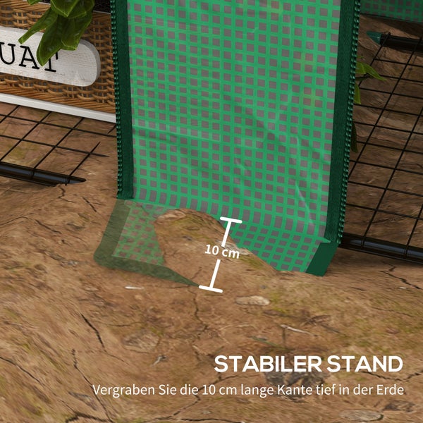 Gewächshausfolie mit einer 10 Zentimeter langen Kante zum Eingraben in die Erde für einen stabilen Stand.