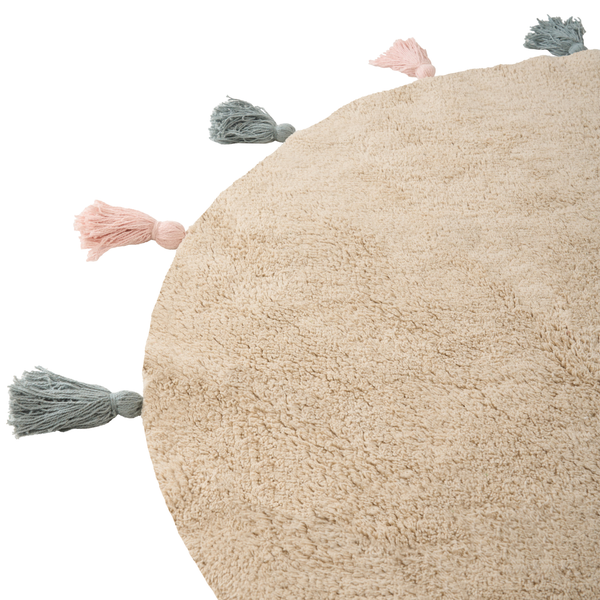 Runder Teppich mit Quasten am Rand als dekoratives Wohnaccessoire