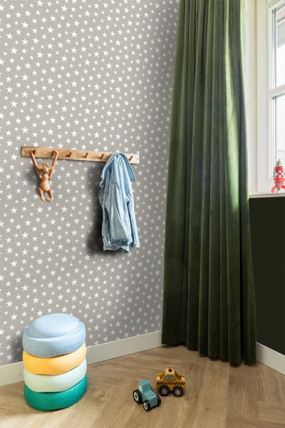 Kinderzimmer mit Sternentapete, Garderobe mit Jacke und Spielzeug