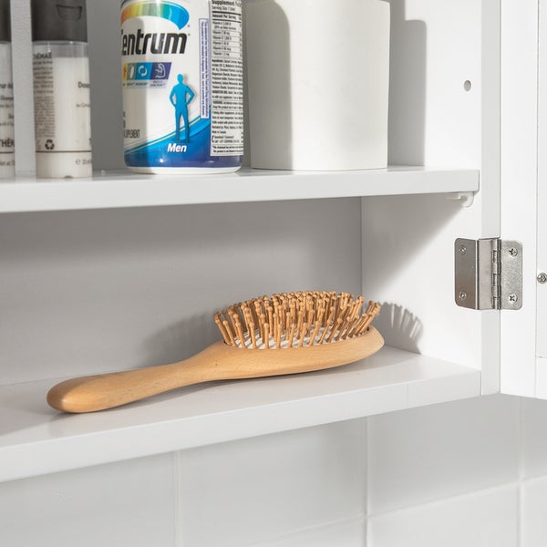 Badezimmerschrank mit Bürste, Kosmetikprodukten und Vitaminen
