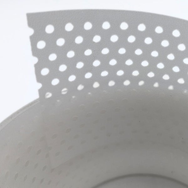 Nahaufnahme eines perforierten Metalleimers