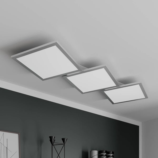 Moderne Deckenleuchte mit drei quadratischen LED-Panels in silberfarbenen Rahmen, versetzt angeordnet.