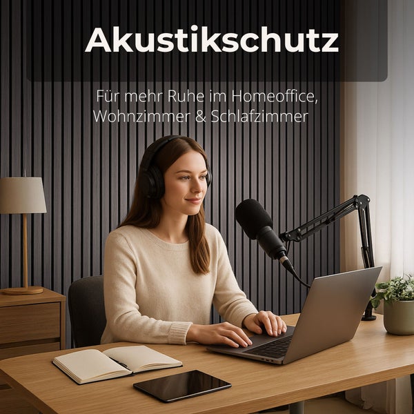 Frau im Homeoffice mit Kopfhörern und Mikrofon vor einer Wand mit Akustikpaneelen zur Schalldämmung.