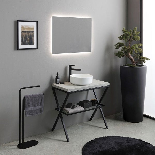 Badezimmer mit Waschbecken, Spiegel mit Beleuchtung, Handtuchhalter und Dekorationen