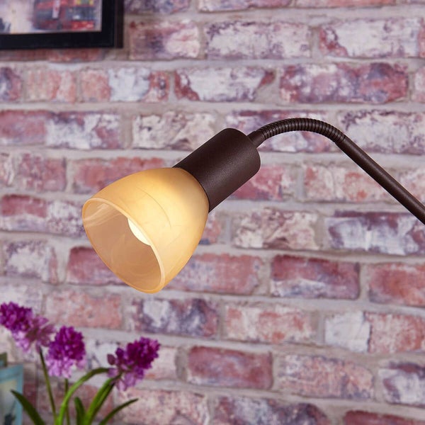 Nahaufnahme einer Schreibtischlampe mit flexiblem Arm und Lampenschirm