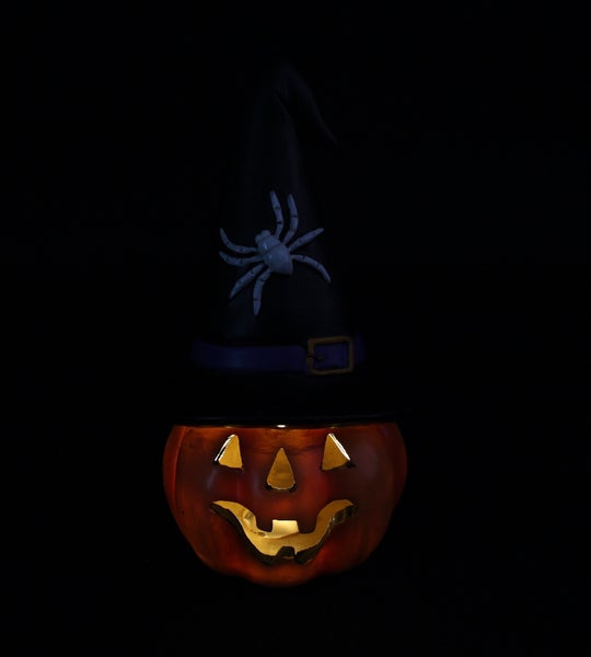 Halloween Kürbis mit Hexenhut und Spinne als Dekoration