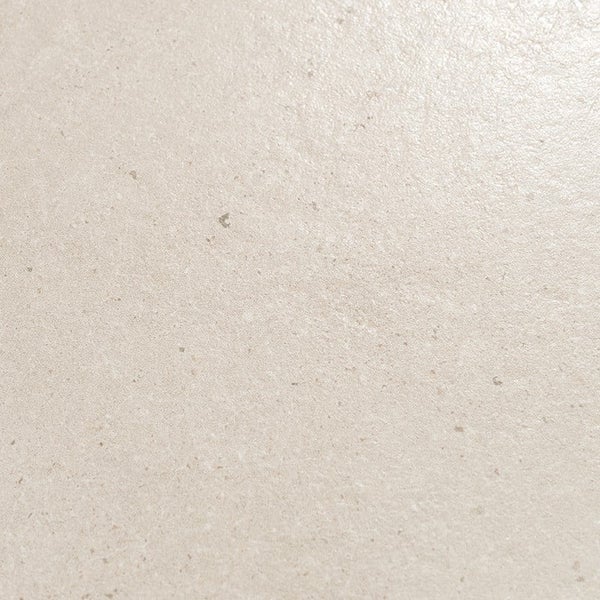 Drei rechteckige Wandfliesen mit feiner Oberflächenstruktur in einer einheitlichen Ausführung