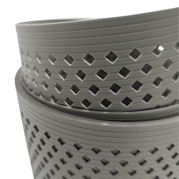 Rollbordüre mit quadratischen Aussparungen