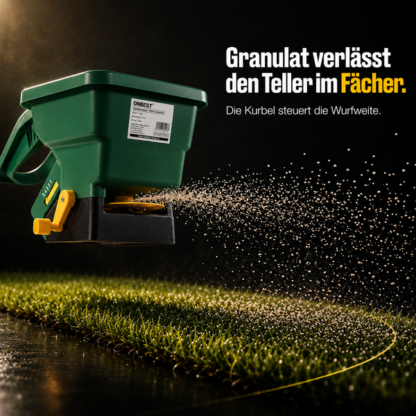 Handstreuer bei der fächerförmigen Ausbringung von Granulat auf einer Rasenfläche.