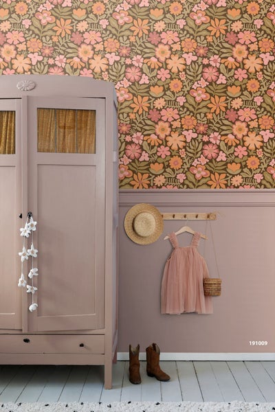 Vliestapete mit floralem Muster aus rosa und orangefarbenen Blumen in einem Raum mit Holzschrank und Garderobenhaken.