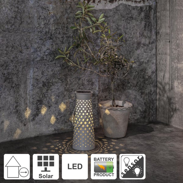 Dekorative Solar Laterne mit LED und Dämmerungssensor neben einer Topfpflanze