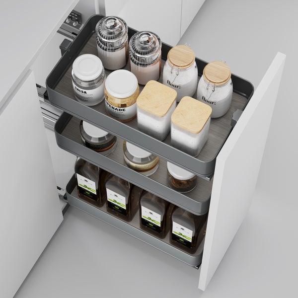 Dreistufiger Küchenschrank Auszug mit Gläsern und Flaschen für eine organisierte Vorratshaltung im Unterschrank.