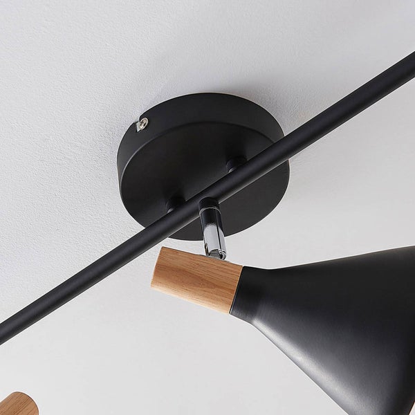 Schwarze Deckenleuchte mit Holzelementen