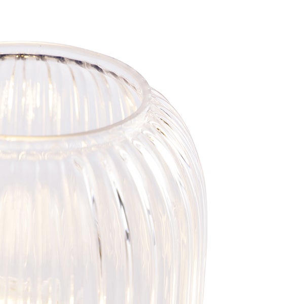Detailansicht einer transparenten, gerippten Glasvase