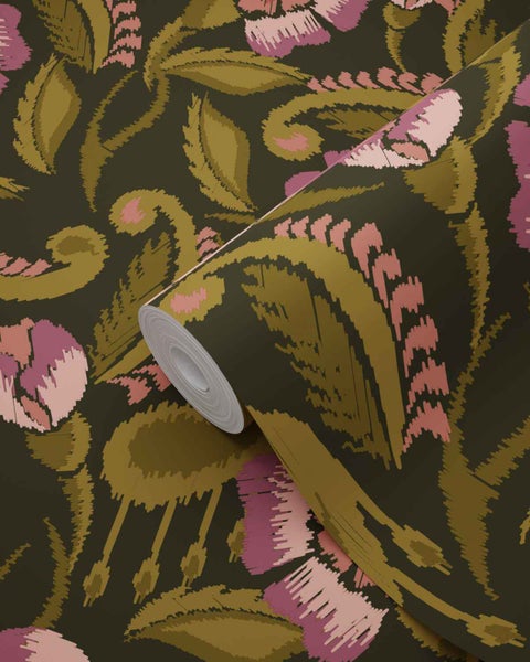 Vliestapete mit großem floralem Muster im Ikat-Stil.