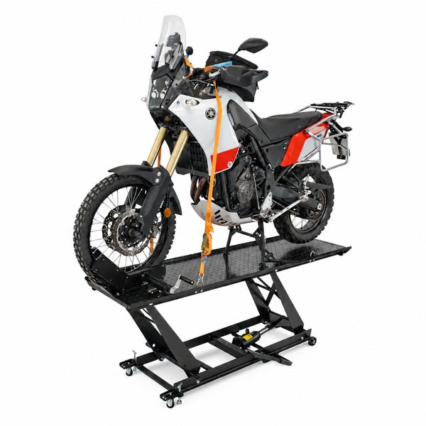 Motorrad auf einer hydraulischen Scherenhebebühne, mit Gurt gesichert auf einer Riffelblechplattform für Wartungsarbeiten.