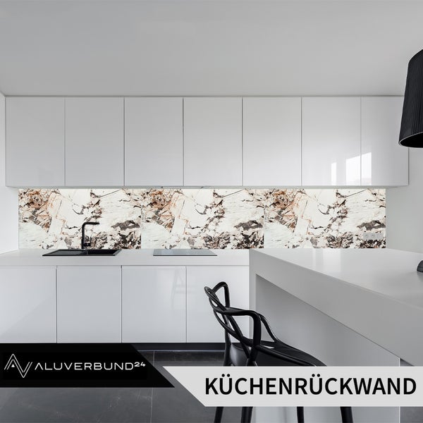 Moderne Küche mit Küchenrückwand in Marmoroptik