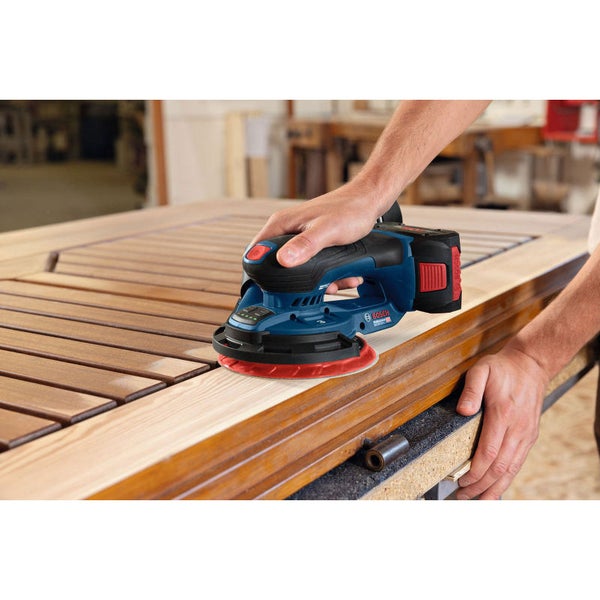 Lochplattenwand mit Werkzeughaken und Kabelaufbewahrung