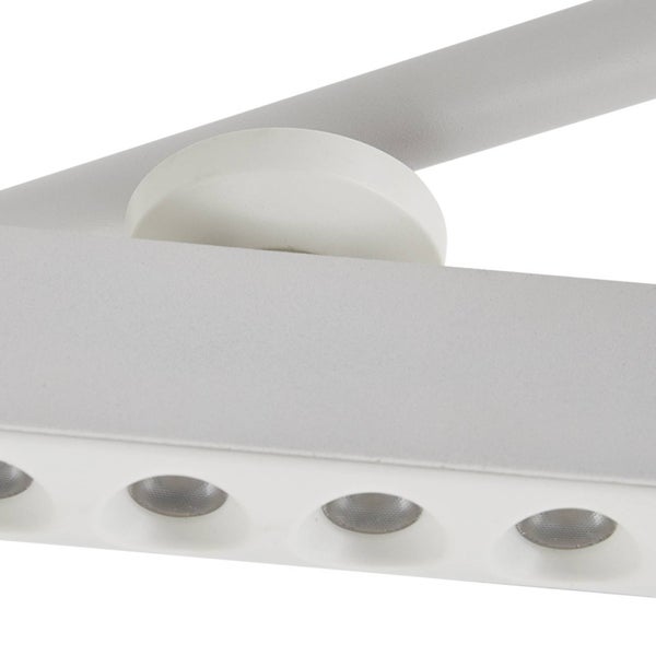 Detailansicht einer modernen LED-Leuchte mit integrierten Leuchtmitteln und verstellbarem Gelenk.