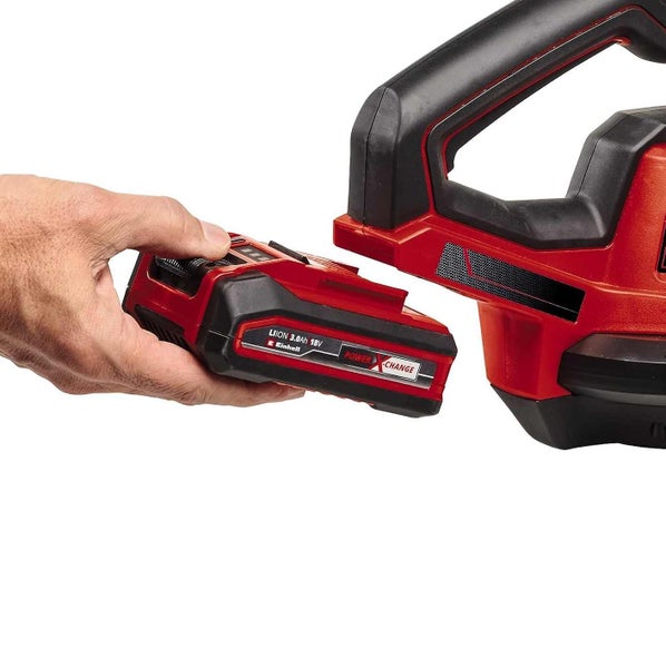 Hand führt einen Einhell Power X-Change 18 Volt 3,0 Amperestunden Lithium-Ionen Akku in ein Elektrowerkzeug ein.