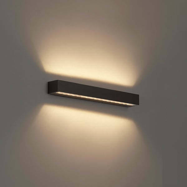 Rechteckige LED-Wandleuchte mit warmweißem Lichtschein nach oben und unten.