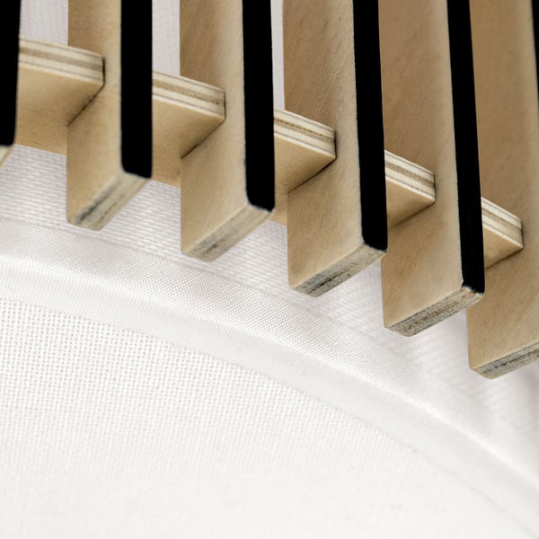 Detailaufnahme einer Holzlamellenkonstruktion mit Schallschutzvlies