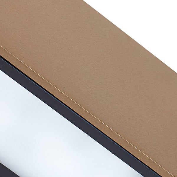 Nahaufnahme einer Leuchte mit brauner strukturierter Oberfläche und schwarzem Rahmen.