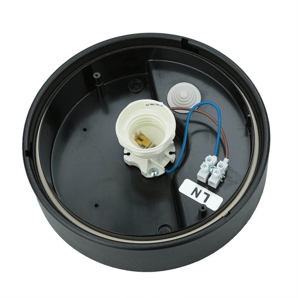 Innenansicht einer Deckenleuchte mit Lampenfassung, Kabeln und Klemmen