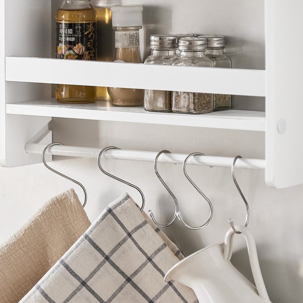 Wandregal mit Gewürzen, S-Haken und Geschirrtüchern.