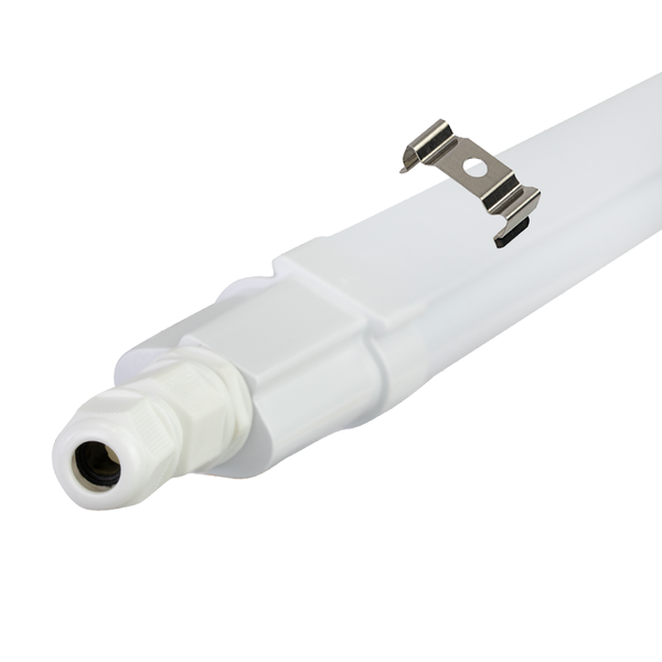 Weiße LED-Feuchtraumleuchte mit Kabelverschraubung und Montageclip aus Metall.