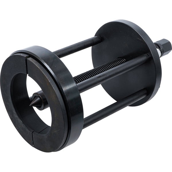 Zwei schwarze Klappbänke aus Kunststoff für bis zu 8 Personen neben einer Frau zur Darstellung der Größe.